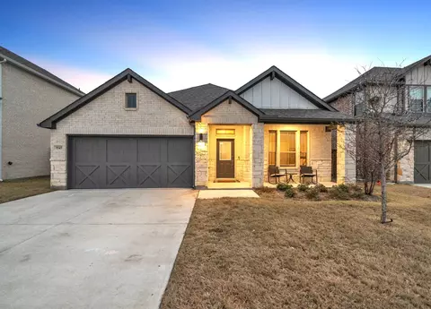 5545 Summit Creek Rd, Fort Worth, TX 76126