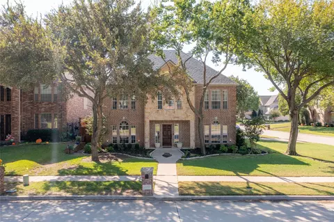 697 Bear Creek Dr, Hurst, TX 76054