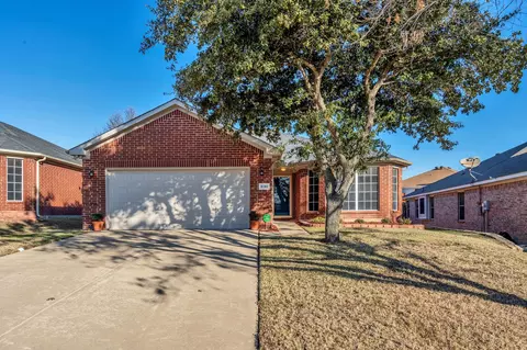8141 Whitney Ln, Fort Worth, TX 76120