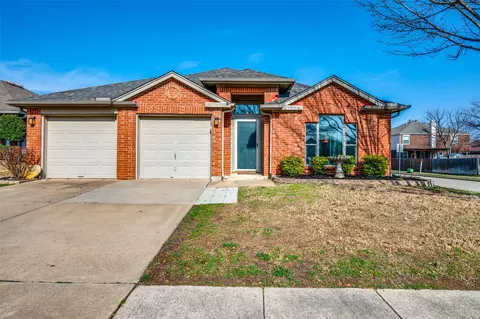 1001 Iron Horse Dr, Saginaw, TX 76131