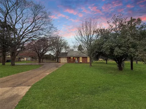 910 Willow Dr, Wills Point, TX 75169