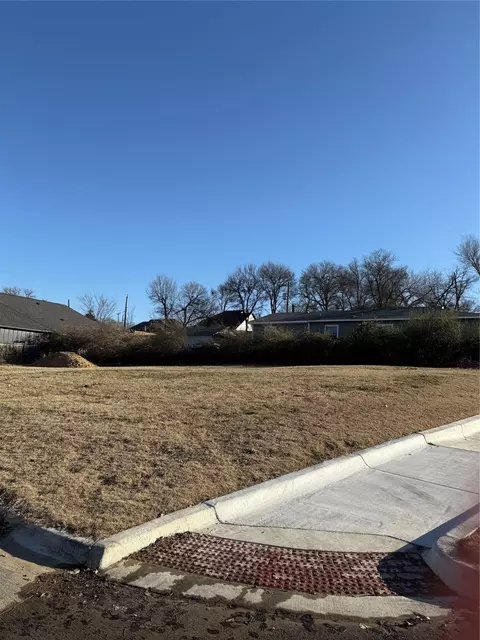 901 Ash Crescent St, Fort Worth, TX 76104