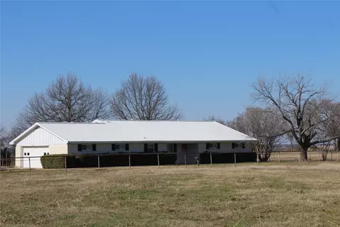 104 W Warren St, Wolfe City, TX 75496