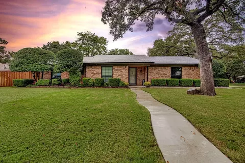 700 NW Hillery St, Burleson, TX 76028