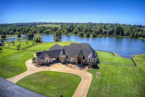 180 Turtle Creek Dr, Longview, TX 75605