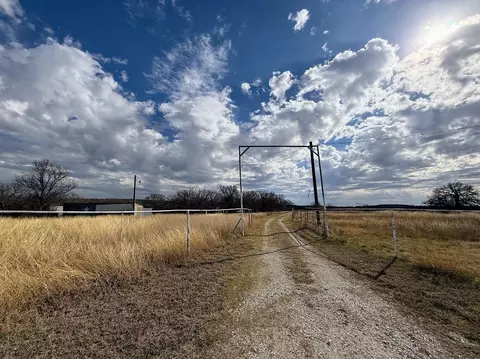 583 Bryan Rd, Sunset, TX 76270 photo 2