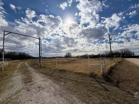 583 Bryan Rd, Sunset, TX 76270 photo 3