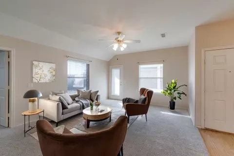 112 Royal Crest Ct, Red Oak, TX 75154