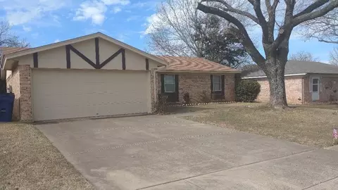 201 N Heights Dr, Crowley, TX 76036