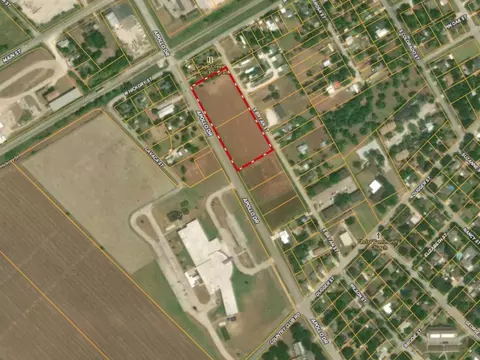 112 Apollo Dr, Edna, TX 77957 photo 2