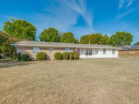 2326 SE 4th St, Grand Prairie, TX 75051