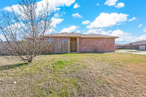 974 Lake Dr, Grand Prairie, TX 75051