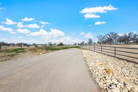 305 Pidgeon Ln, Weatherford, TX 76087