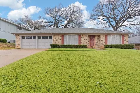 121 NE Rosamond St, Burleson, TX 76028