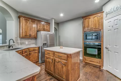 Kitchen - 1404 Apache Trl, Corinth, TX 76210 photo 3 of 3