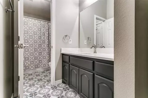 Bath - 1404 Apache Trl, Corinth, TX 76210 photo 4 of 5