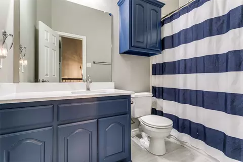 Bath - 1404 Apache Trl, Corinth, TX 76210 photo 3 of 5