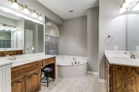 Bath - 1404 Apache Trl, Corinth, TX 76210 photo 2 of 5
