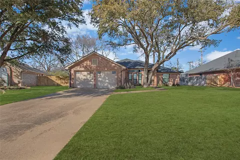 805 Crestview Dr, Bedford, TX 76021