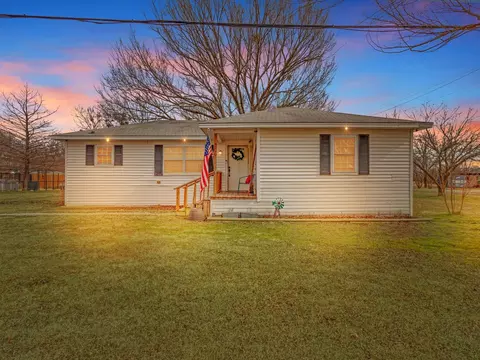 309 S Water St, Savoy, TX 75479