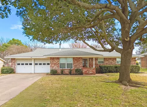 1213 Wade Hampton St, Benbrook, TX 76126