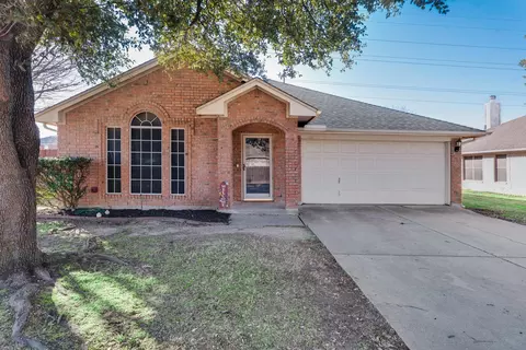 856 Santa Fe Dr, Saginaw, TX 76131