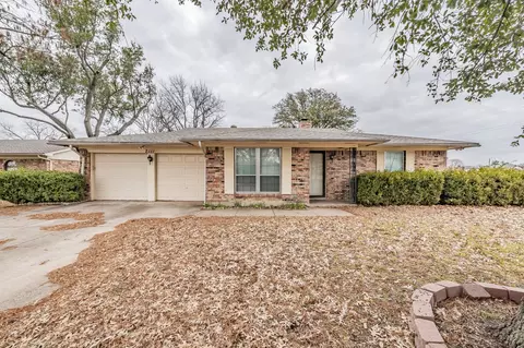 2111 Avalon Ln, Arlington, TX 76014