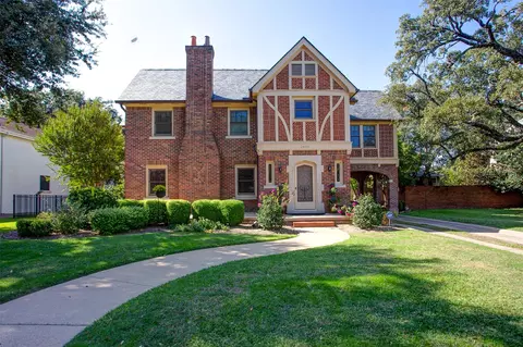 2432 Medford Ct W, Fort Worth, TX 76109