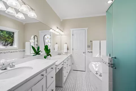 Bath - 1097 E Hickory Hill Rd, Argyle, TX 76226 photo 1 of 3