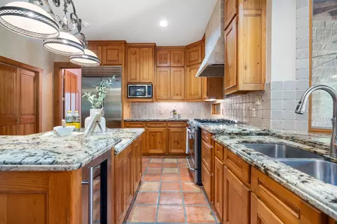 Kitchen - 1097 E Hickory Hill Rd, Argyle, TX 76226 photo 4 of 5