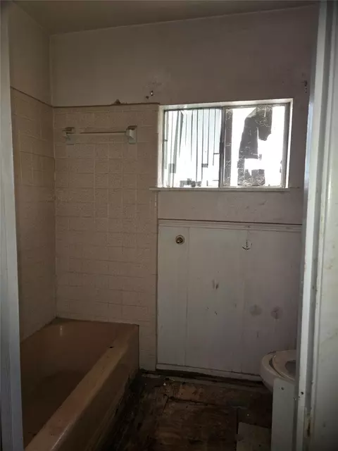 Bath - 4534 Moler St, Dallas, TX 75211 photo 3 of 3