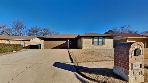 7629 Castillo Rd, Fort Worth, TX 76112