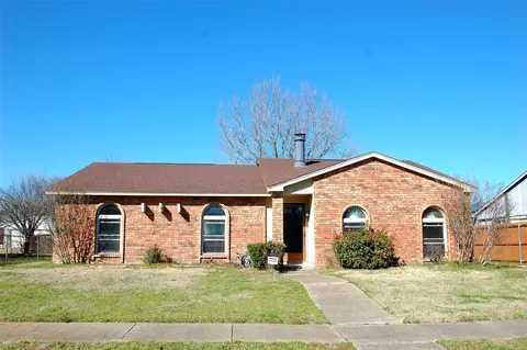 2102 Stockton Trl, Grand Prairie, TX 75052