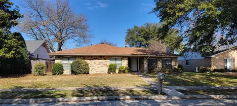 2105 E Collins Blvd, Richardson, TX 75081