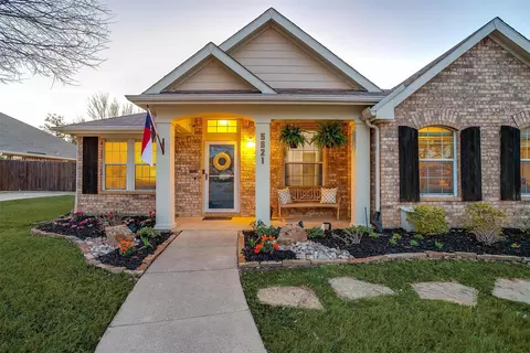 5621 Southern Hills Dr, North Richland Hills, TX 76180