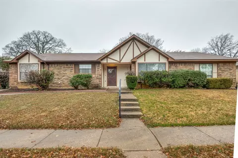 1109 Highpoint Rd, Bedford, TX 76022