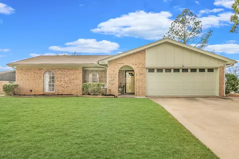 441 Arwine Dr, Hurst, TX 76053