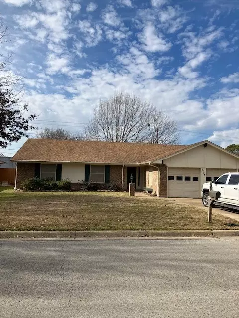 2204 Shady Park Dr, Arlington, TX 76013