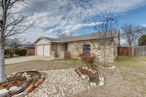 2438 Woodside Dr, Grand Prairie, TX 75052