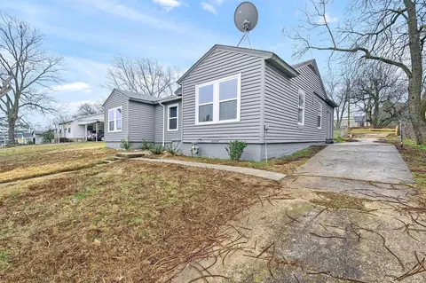 626 E Gandy St, Denison, TX 75021 photo 2
