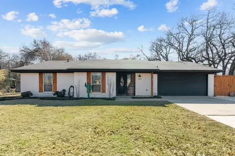 413 Walnut Creek Dr, Azle, TX 76020