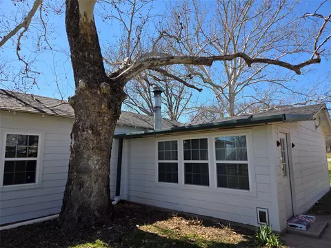 305 S Leon St, Gustine, TX 76455 photo 2