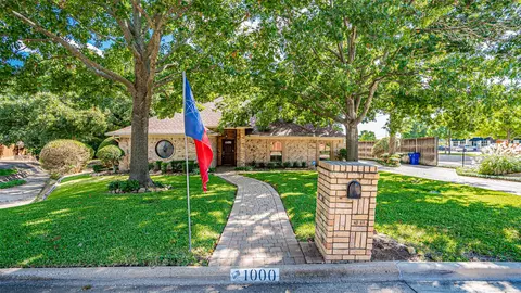 1000 Shady Oak Trl, Mansfield, TX 76063
