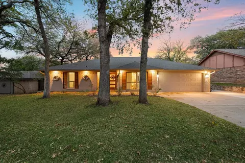 608 Stonehenge Dr, Hurst, TX 76054