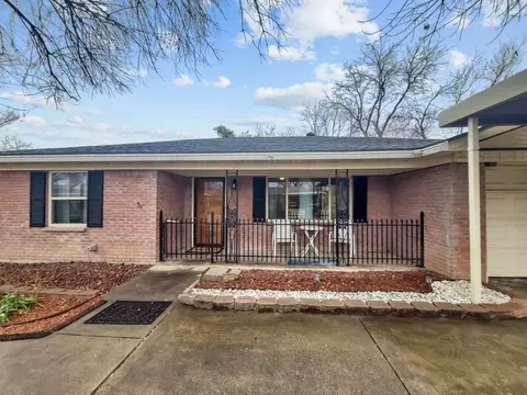 7825 Whitney Dr, White Settlement, TX 76108