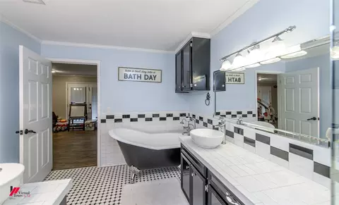 Bath - 1002 N Acres Ln, Springhill, LA 71075 photo 7 of 10