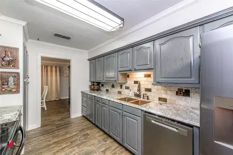 Kitchen - 1002 N Acres Ln, Springhill, LA 71075 photo 4 of 6