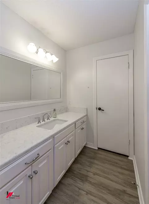 Bath - 1002 N Acres Ln, Springhill, LA 71075 photo 3 of 10