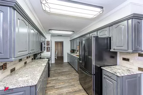 Kitchen - 1002 N Acres Ln, Springhill, LA 71075 photo 5 of 6