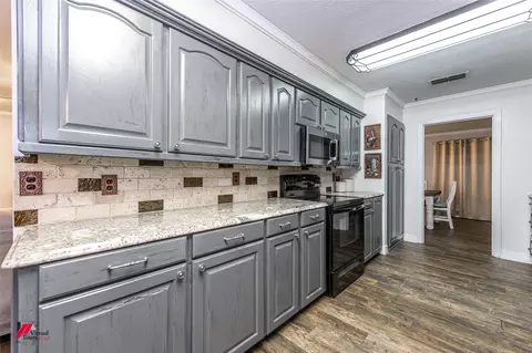 Kitchen - 1002 N Acres Ln, Springhill, LA 71075 photo 6 of 6